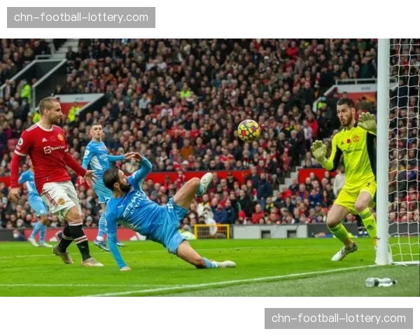 “球员专访：曼城中卫阿坎吉谈如何在定位球进攻中寻找空间”