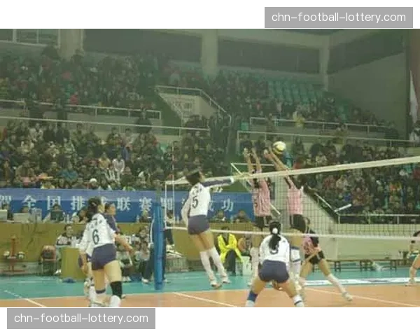 云南玉昆高位压迫战术失效，边路传中缺乏精准度致进攻效率低下